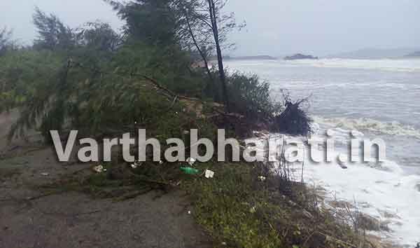 ಕಾರವಾರದಲ್ಲಿ ಹೆಚ್ಚಿದ ಕಡಲ್ಕೊರೆತ: ಆತಂಕದಲ್ಲಿ ಜನತೆ