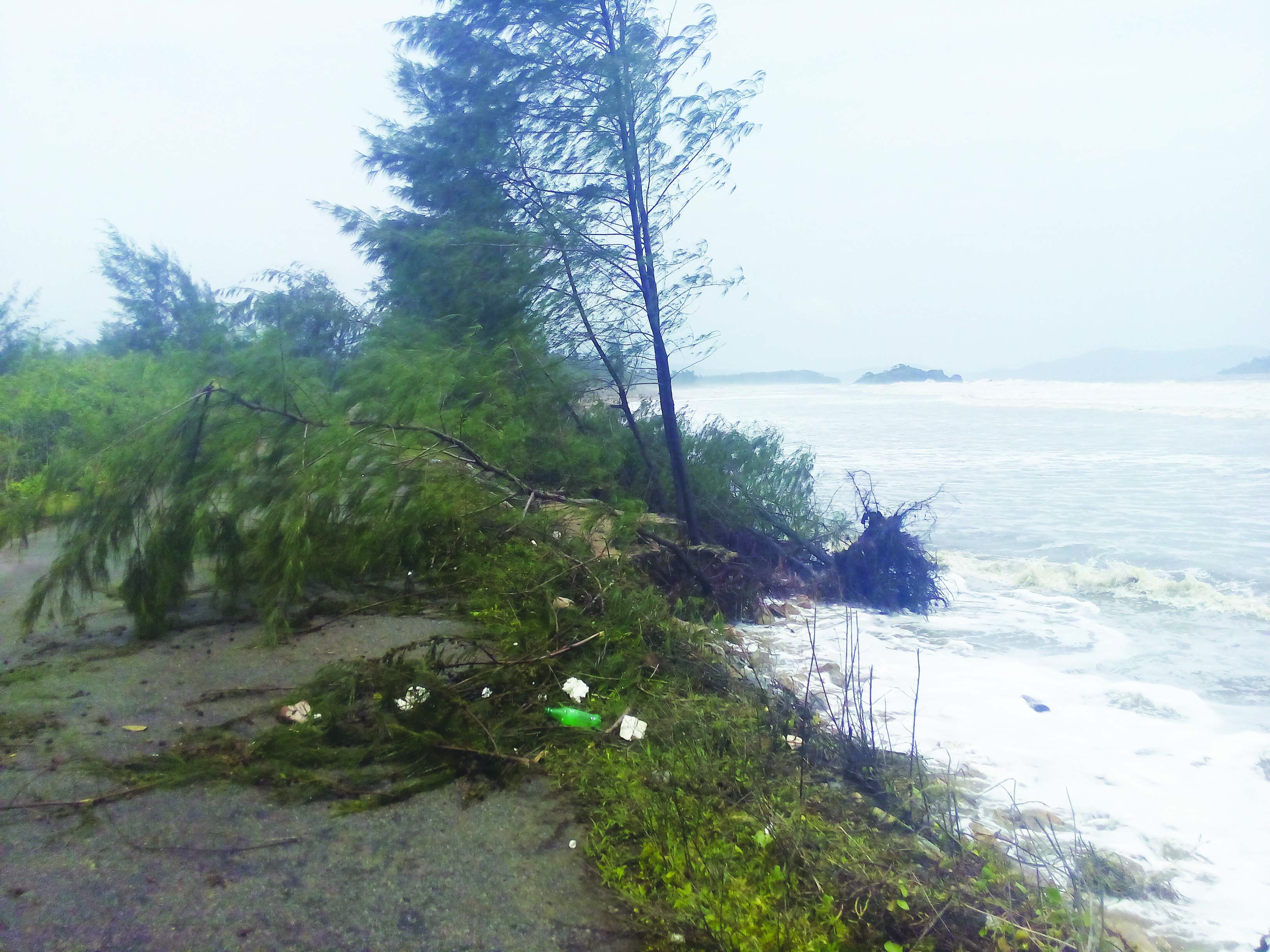 ಕಾರವಾರ: ಹೆಚ್ಚಿದ ಕಡಲು ಕೊರೆತಕ್ಕೆ ಜನಜೀವನ ತತ್ತರ