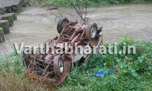 ಕೆಮ್ಮಾರ: ನದಿಗುರುಳಿದ ಜೀಪ್; ಪ್ರಯಾಣಿಕರು ಪಾರು