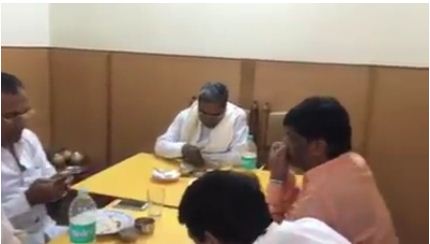 ಬಿಸಿ ಬಿಸಿ ಬೆಣ್ಣೆ ದೋಸೆ ಸವಿದ ಸಿಎಂ ಸಿದ್ದರಾಮಯ್ಯ