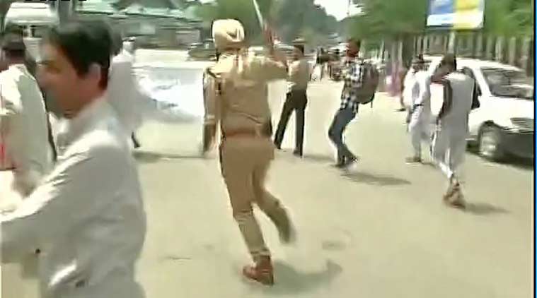 ಕಾಶ್ಮೀರದಲ್ಲಿ ಈದ್ ಪ್ರಾರ್ಥನೆ ಬಳಿಕ ಘರ್ಷಣೆ, ಆರು ಮಂದಿಗೆ ಗಾಯ