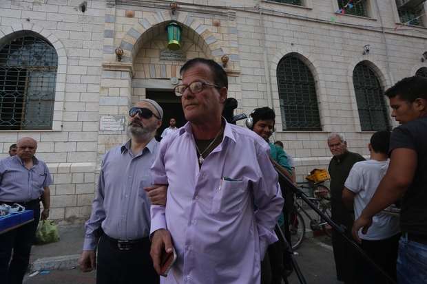 ಗಾಝಾ: ಅಂಧ ಮುಸ್ಲಿಂ ಗೆಳೆಯನಿಗೆ ನಮಾಝಿಗೆ ಹೋಗಲು ಕ್ರೈಸ್ತ ಗೆಳೆಯನ ಆಸರೆ