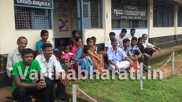 ಕುಡಿಯುವ ನೀರಿಗೆ ಆಗ್ರಹ: ಪಂಚಾಯತ್ ಕಚೇರಿಗೆ ಗ್ರಾಮಸ್ಥರ ಮುತ್ತಿಗೆ