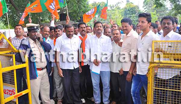 ಹಾಸನ: ಡಿವೈಎಸ್ಪಿ ಗಣಪತಿ ಆತ್ಮಹತ್ಯೆ ಪ್ರಕರಣ ಖಂಡಿಸಿ ಬಿಜೆಪಿ ಪ್ರತಿಭಟನೆ