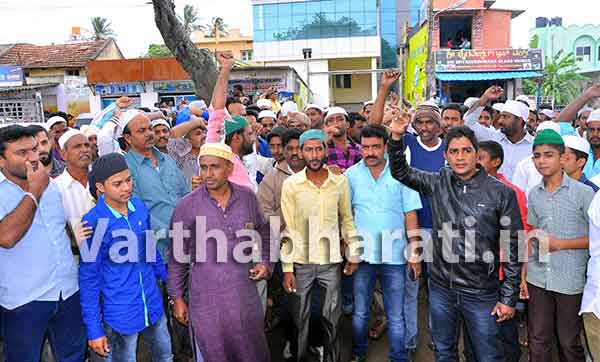 ಹಾಸನ: ಬಾರ್, ರೆಸ್ಟೋರೆಂಟ್ ಅನುಮತಿ ರದ್ದಿಗೆ ಆಗ್ರಹಿಸಿ ಮಸೀದಿ ಕಮಿಟಿಯಿಂದ ಧರಣಿ