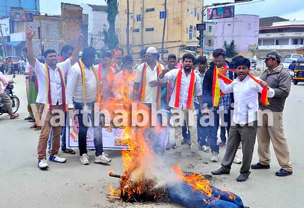 ಡಿವೈಎಸ್ಪಿ ಗಣಪತಿ ಆತ್ಮಹತ್ಯೆ ಪ್ರಕರಣದ ಸಿಐಡಿ ತನಿಖೆಗೆ ಒತ್ತಾಯ: ವೀರಕನ್ನಡಿಗರ ಸೇನೆಯಿಂದ ಧರಣಿ