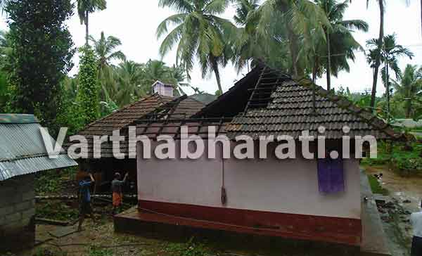 ಉಪ್ಪಿನಂಗಡಿ: ಬೃಹತ್ ಮರ ಉರುಳಿ ಮನೆಗೆ ಹಾನಿ