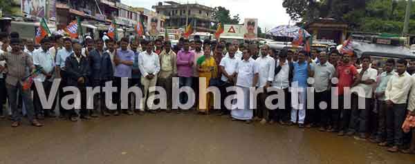 ಕಡಬ: ಆರೋಪಿಗಳ ಬಂಧನಕ್ಕೆ ಒತ್ತಾಯಿಸಿ ರಸ್ತೆತಡೆ, ಧರಣಿ