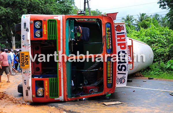 ಪೆರ್ನೆಯಲ್ಲಿ ಟ್ಯಾಂಕರ್ ಪಲ್ಟಿ