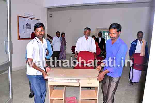 ಹಾಸನ:ಪರಿಹಾರ ನೀಡದ ಕರ್ನಾಟಕ ರಸ್ತೆ ಅಭಿವೃದ್ಧಿ ನಿಗಮ - ಯೋಜನಾ ಕಛೇರಿ ಪೀಠೋಪಕರಣ ಜಪ್ತಿ