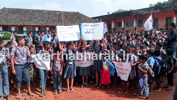 ಅಂಬ್ಲಮೊಗರು ಶಾಲೆಗೆ ವಿದ್ಯಾರ್ಥಿಗಳಿಂದ ಬೀಗ