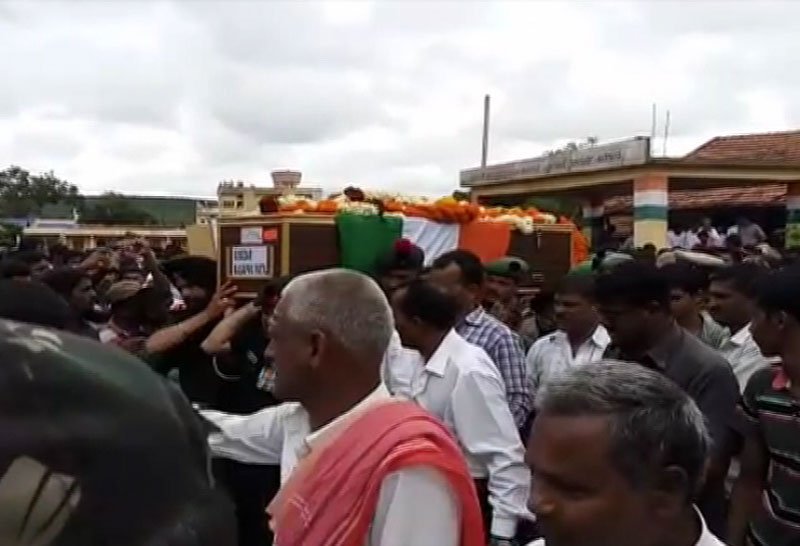 ಪುತ್ರವಿಯೋಗದ ದು:ಖದ ನಡುವೆಯೂ ಹುತಾತ್ಮ ಯೋಧರಿಗೆ ಶ್ರದ್ಧಾಂಜಲಿ ಸಲ್ಲಿಸಿದ ಸಿ.ಎಂ.ಸಿದ್ದರಾಮಯ್ಯ