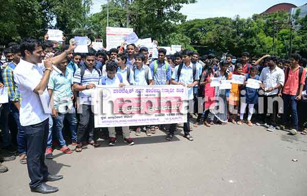 ಪಾಲಿಟೆಕ್ನಿಕ್ ಪೂರ್ಣ ಕ್ಯಾರಿಓವರ್ ನೀಡಲು ಒತ್ತಾಯಿಸಿ ಧರಣಿ