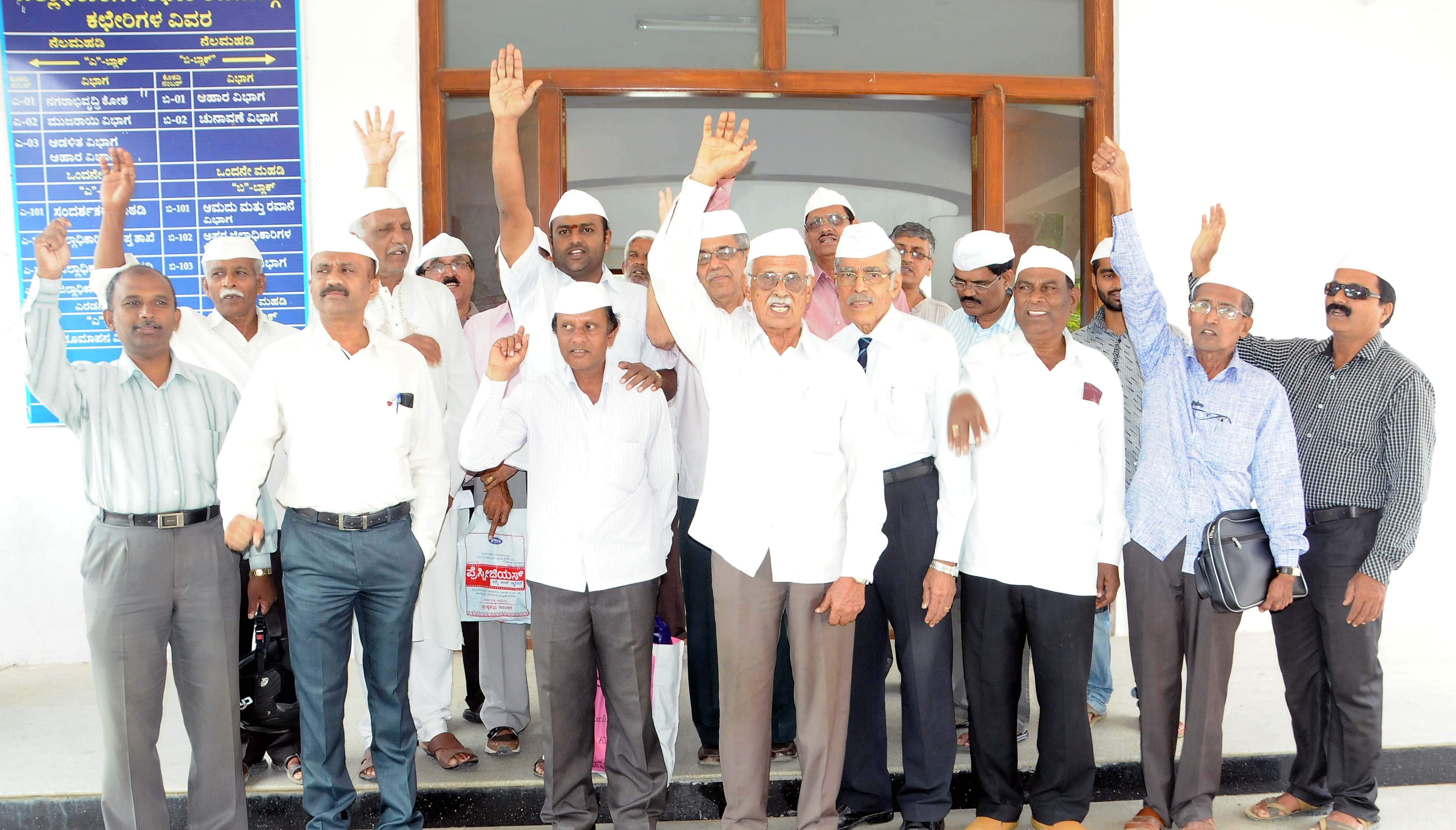 ಕೆರೆ-ರಾಜಕಾಲುವೆ ಒತ್ತುವರಿ ತೆರವಿಗೆ ಆಗ್ರಹಿಸಿ ಧರಣಿ