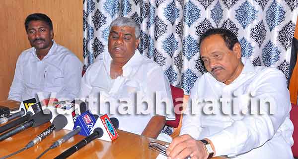 ಜನಸಂಪರ್ಕ ಸಭೆಯಲ್ಲಿ ಶಾಸಕರ ಕಡೆಗಣನೆ: ಎಚ್.ಡಿ. ರೇವಣ್ಣ ಆರೋಪ