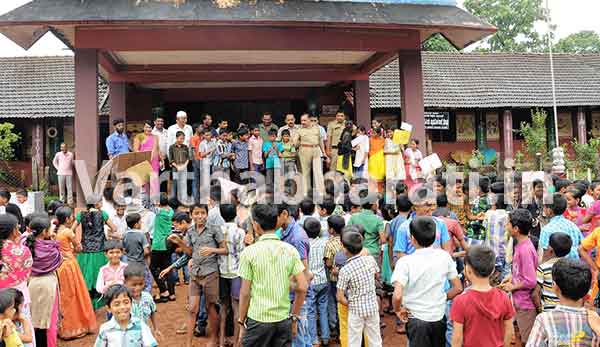 ನೆಲ್ಯಾಡಿ: ಹೆಚ್ಚುವರಿ ಶಿಕ್ಷಕರ ವರ್ಗಾವಣೆ ವಿರೋಧಿಸಿ ವಿದ್ಯಾರ್ಥಿಗಳಿಂದ ದಿಢೀರ್ ಪ್ರತಿಭಟನೆ