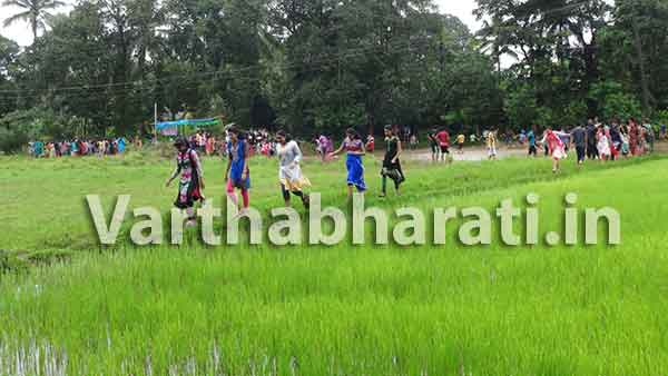 ಮೂಡುಬಿದಿರೆ: ಗದ್ದೆಗಿಳಿದ ಶಾಲಾ ವಿದ್ಯಾರ್ಥಿಗಳು