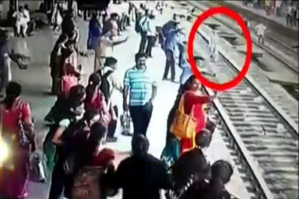 ಈ ಮಹಿಳೆ ಚಲಿಸುವ ರೈಲಿನ ಮುಂದೆ ನಿಂತರೂ ಸಾವು ಬರಲಿಲ್ಲ!
