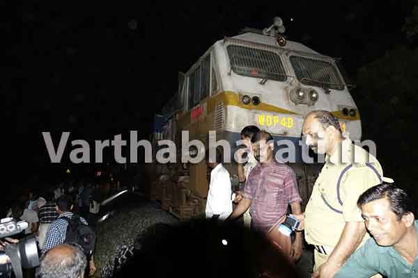 ಕಾಸರಗೋಡು: ಮಾವೇಲಿ ಎಕ್ಸ್‌ಪ್ರೆಸ್ ರೈಲಿನ ಇಂಜಿನ್‌ನಲ್ಲಿ ಕಾಣಿಸಿಕೊಂಡ ಹೊಗೆ