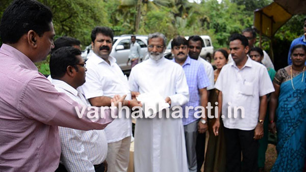 ಶಾಸಕ ಮಾಕಾಳರಿಂದ ಚರ್ಚ್‌ ಅಭಿವೃದ್ಧಿಗಾಗಿ 50 ಲಕ್ಷರೂ. ಚೆಕ್ ಹಸ್ತಾಂತರ