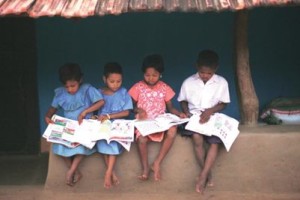 ಶಾಲೆಗೆ ಮೊಸಳೆಗಳಿರುವ ತೊರೆಯಲ್ಲಿ ಸೊಂಟದವರೆಗಿನ ನೀರಿನಲ್ಲೇ ನಡೆದುಕೊಂಡು ಹೋಗುತ್ತಿರುವ ಮಕ್ಕಳು!