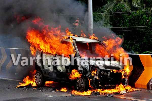 ಕಾಪು: ಹೆದ್ದಾರಿಯ ಮಧ್ಯೆಯೇ ಸುಟ್ಟು ಭಸ್ಮವಾದ ಕಾರು