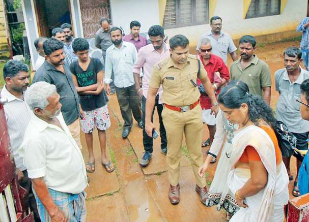 ಅನಾರೋಗ್ಯ ಪೀಡಿತಳನ್ನು ಆಸ್ಪತ್ರೆಗೆ ಸೇರಿಸಲು ಪೊಲೀಸರು ಬರಬೇಕಾಯಿತು !