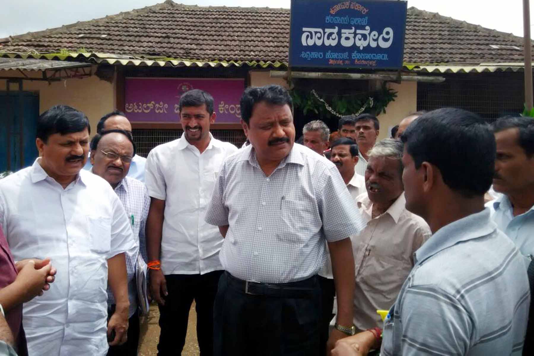 ನಾಡ ಕಚೇರಿಗೆ ಜಿಲ್ಲಾಧಿಕಾರಿ ದಿಢೀರ್ ಭೇಟಿ