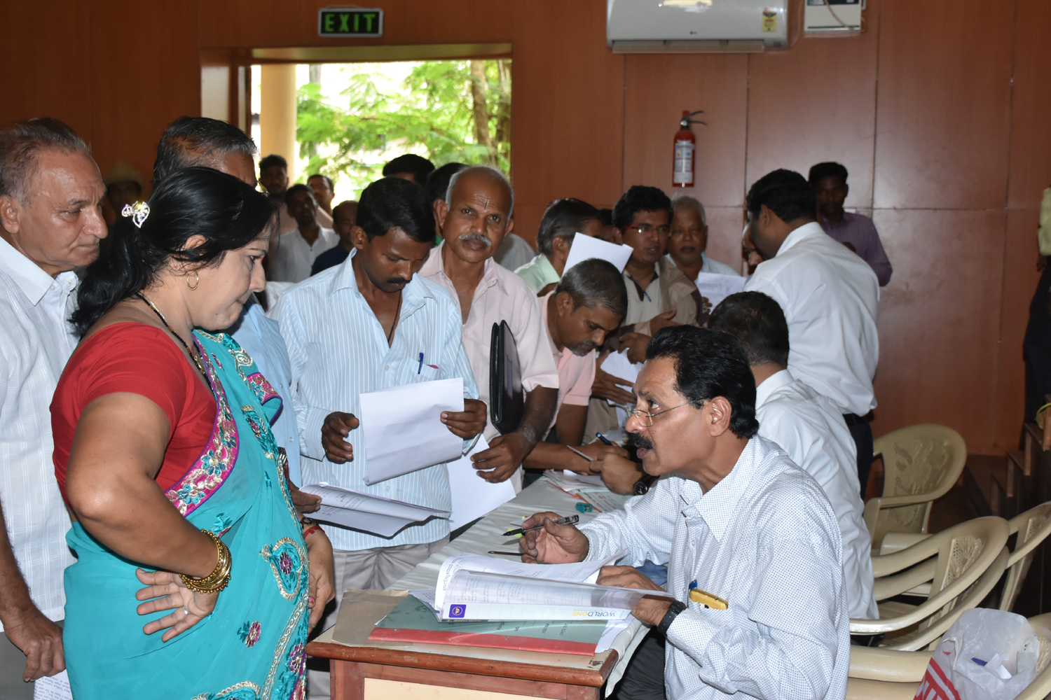 ಸಾರ್ವಜನಿಕರ ಅಹವಾಲುಗಳನ್ನು ಕಾಲಮಿತಿಯೊಳಗೆ ಪರಿಹರಿಸಿ:  ಸಚಿವ ಆರ್.ವಿ.ದೇಶಪಾಂಡೆ