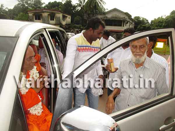 ಭಟ್ಕಳ: ಉಜಿರೆಯ ಬ್ರಹ್ಮಾನಂದ ಶ್ರೀಗಳಿಗೆ ಮಗ್ದೂಮ್ ಕಾಲನಿಯ ಮುಸ್ಲಿಮರಿಂದ ಭವ್ಯ ಸ್ವಾಗತ