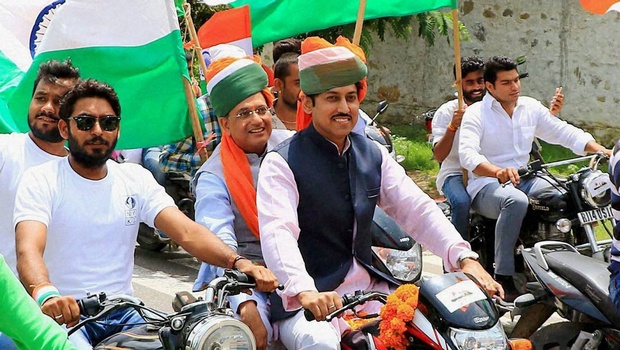 ತಿರಂಗ ಯಾತ್ರೆಯ ಬೈಕ್ ರ‍್ಯಾಲಿಯಲ್ಲಿ ಹೆಲ್ಮೆಟ್ ಧರಿಸದ ಕೇಂದ್ರ ಸಚಿವದ್ವಯರು