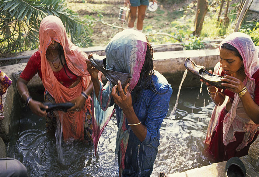 ದೆವ್ವ ಬಿಡಿಸುವ ನೆಪದಲ್ಲಿ ಮಹಿಳೆಯರಿಗೆ ಬೂಟಿನಿಂದ ನೀರು ಕುಡಿಸುವ ಪದ್ಧತಿ !