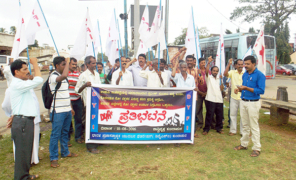 ನಕಲಿ ಗೋರಕ್ಷಕ ಸಂಘಟನೆ ನಿಷೇಧಿಸಲು ಆಗ್ರಹಿಸಿ ಧರಣಿ