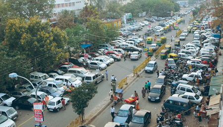 ರಸ್ತೆ ನಿರ್ಮಾಣಗಾರರ ಕಣ್ಣಿಗೆ ಬೆಣ್ಣೆ ವಾಹನ ಚಾಲಕರ ಕಣ್ಣಿಗೆ ಸುಣ್ಣ
