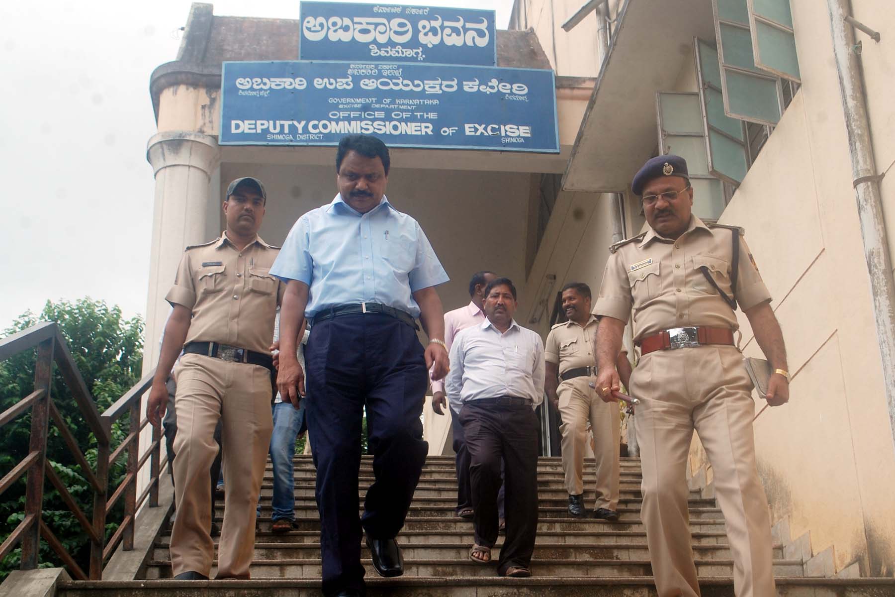 ಅಬಕಾರಿ ಇಇಲಾಖೆಗೆ ಡಿಸಿ ದಿಢೀರ್ ಭೇಟಿ