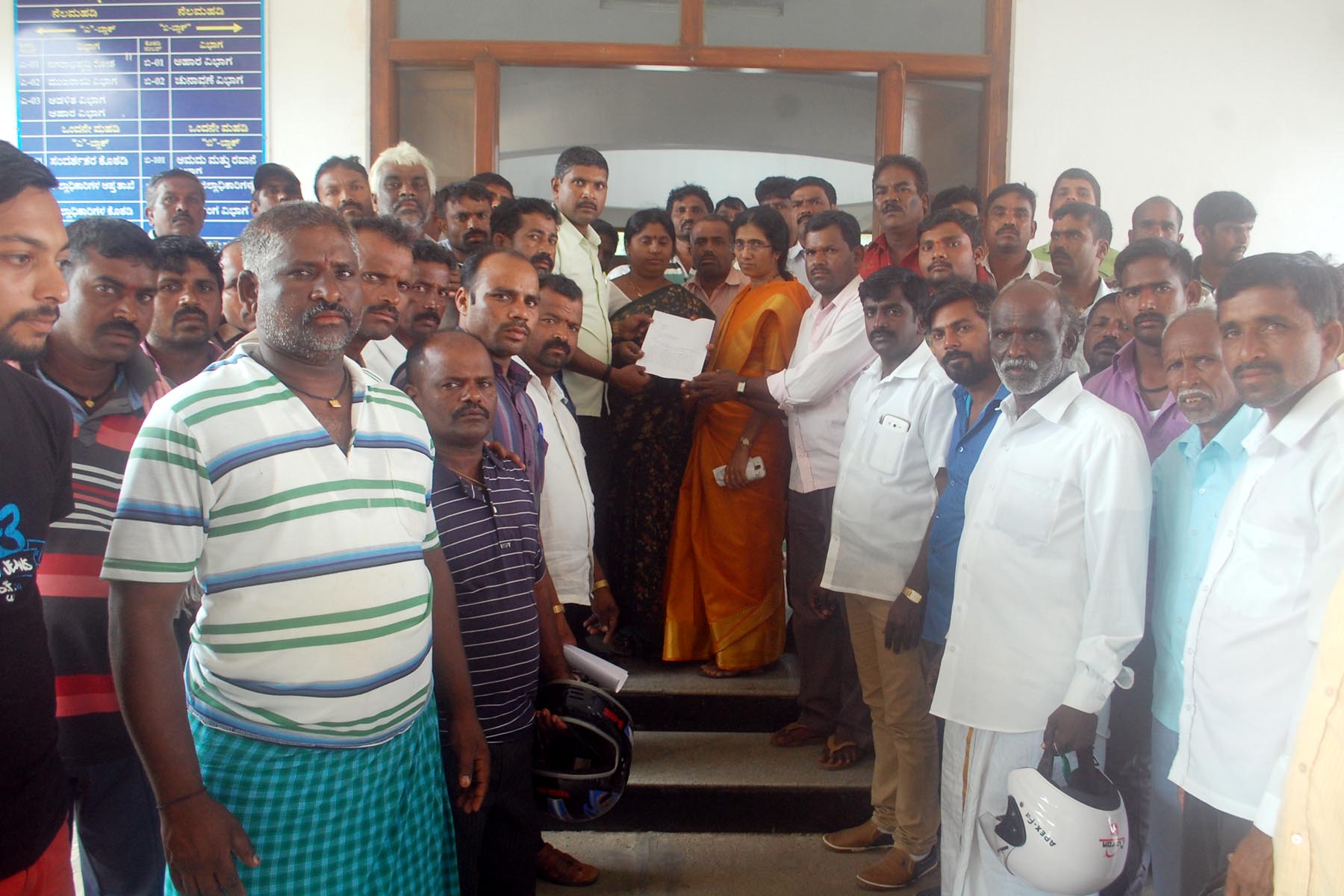 ರೈತರ ಮೇಲೆ ಎಪಿಎಂಸಿ ಅಧಿಕಾರಿಗಳ ದೌರ್ಜನ್ಯ