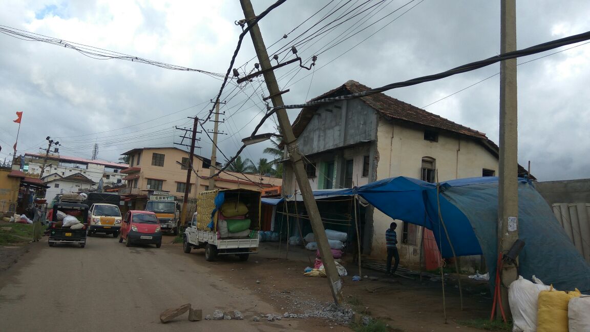 ವಿದ್ಯುತ್ ಕಂಬಕ್ಕೆ ಅಪರಿಚಿತ ವಾಹನ ಢಿಕ್ಕಿ