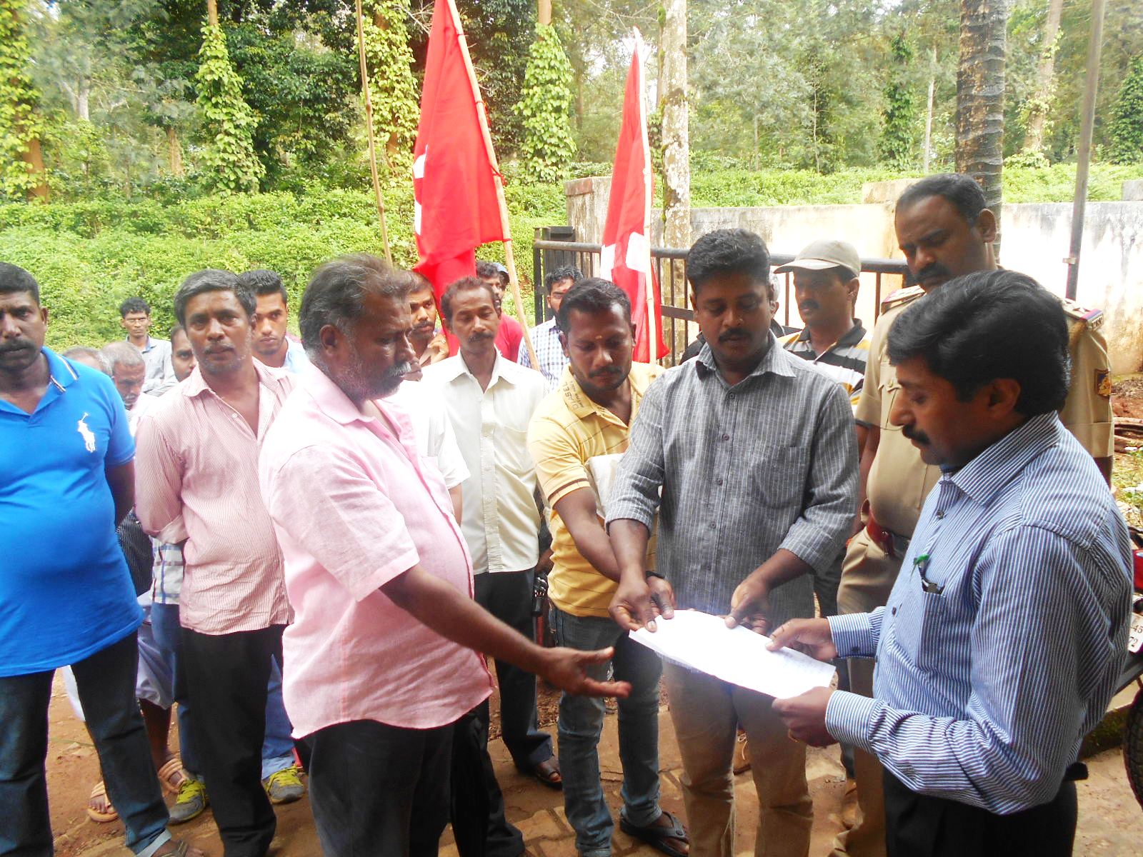 ವಿದ್ಯುತ್ ಸಮಸ್ಯೆ ಬಗೆಹರಿಸಲು ಒತ್ತಾಯಿಸಿ ಮನವಿ