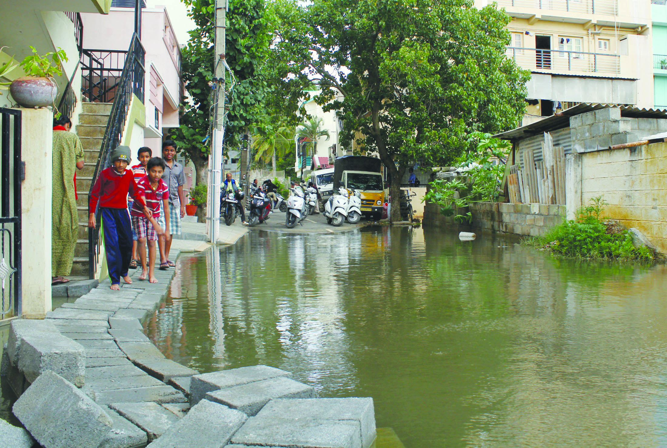 ಸಾರಕ್ಕಿ ಕೆರೆ ಸುತ್ತಮುತ್ತಲಿನ ಜನತೆಯ ನಿಲ್ಲದ ಪರದಾಟ