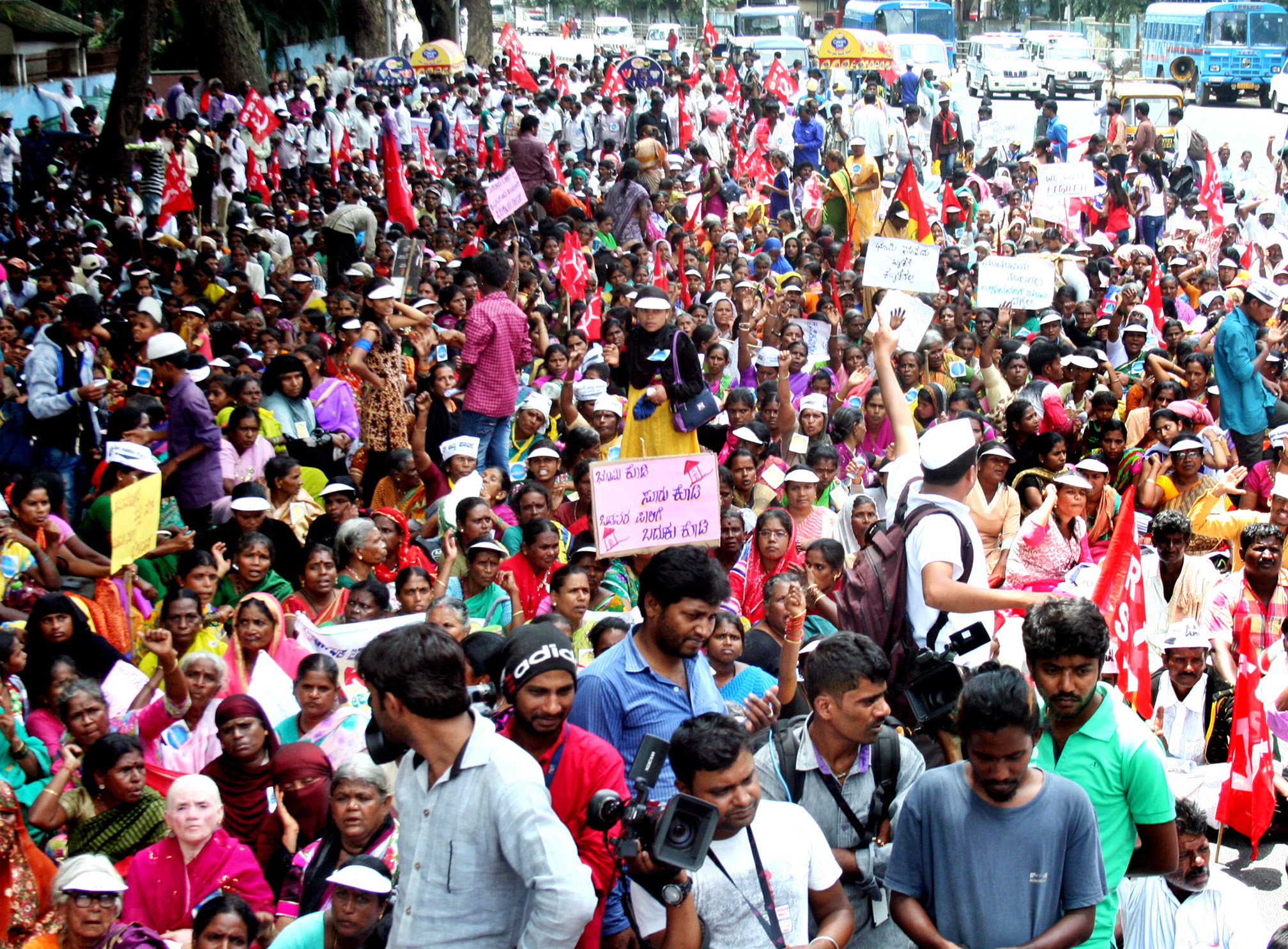 ಭೂಮಿ ಕೊಡಿ: ಬೆಂಗಳೂರಿನಲ್ಲಿ ಭೂರಹಿತರ ಕೂಗು