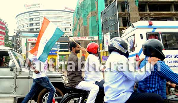 ತಿರಂಗಾ ರ‍್ಯಾಲಿ: ಹೆಲ್ಮೆಟ್ ಧರಿಸದೆ ಬೈಕ್‌ನಲ್ಲಿ ಸಂಚರಿಸಿದ ಮಾಜಿ ಸಚಿವ ಸಿ.ಟಿ.ರವಿ