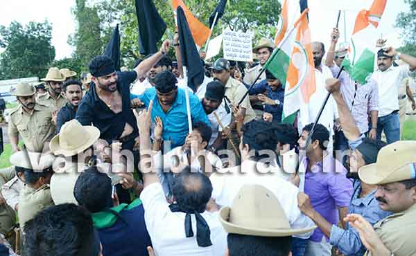 ಯುವ ಕಾಂಗ್ರೆಸ್ ಕಾರ್ಯಕರ್ತರಿಂದ ಅಮಿತ್ ಶಾಗೆ ಕರಿಪತಾಕೆ ಪ್ರದರ್ಶನ