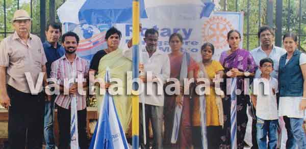 ರೋಟರಿ ಸಂಸ್ಥೆಯಿಂದ ವಾಣಿಜ್ಯ ಕೊಡೆಗಳ ವಿತರಣೆ