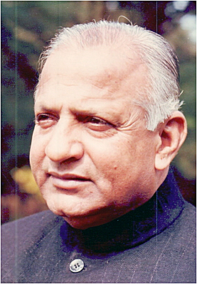 ವಿದ್ಯಾರ್ಥಿಗಳ  ಮಾತನ್ನು ಕಿವಿಗೊಟ್ಟು  ಆಲಿಸುತ್ತಿದ್ದ ಅರಸು