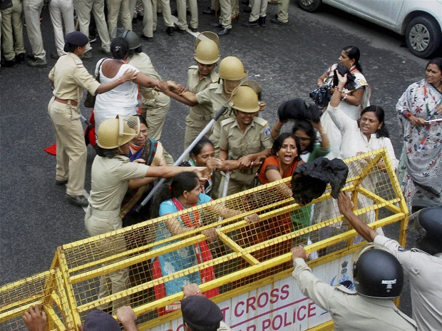 ಗುಜರಾತ್ ರ‍್ಯಾಲಿ:ಕಾಂಗ್ರೆಸ್ ನಾಯಕರು ಸೇರಿದಂತೆ 400 ಜನರ ಬಂಧನ