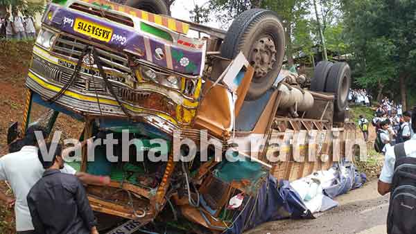 ಬ್ರೇಕ್ ವೈಫಲ್ಯದಿಂದ ಲಾರಿ ಪಲ್ಟಿ: ನೂರಾರು ವಿದ್ಯಾರ್ಥಿಗಳ ಪ್ರಾಣ ಉಳಿಸಿದ ಚಾಲಕ, ಕ್ಲೀನರ್