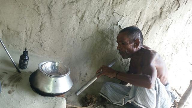 ಉಚಿತ ಅಡುಗೆ ಅನಿಲಕ್ಕಾಗಿ ಈ ಬಡ ದಲಿತ ಕಾರ್ಮಿಕ ಎರಡನೆ ಮದುವೆಯಾಗಲೇಬೇಕು !