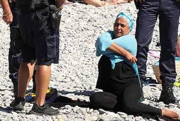 ಫ್ರಾನ್ಸ್ ದೇಶದ ನೈಸ್ ಬೀಚ್‌ನಲ್ಲಿ ಬುರ್ಕಿನಿ ತೆಗೆಯುವಂತೆ ಮುಸ್ಲಿಂ ಮಹಿಳೆಯನ್ನು ಬಲವಂತಪಡಿಸಿದ ಪೊಲೀಸರು