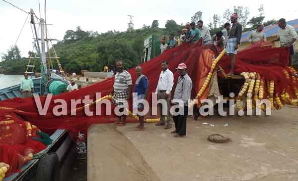 ಭಟ್ಕಳ: ಮೀನುಗಾರಿಕಾ ಬೋಟ್ ಮುಳುಗಡೆ; 25 ಮಂದಿ ಮೀನುಗಾರರ ರಕ್ಷಣೆ
