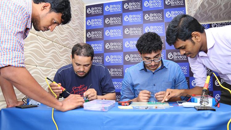 ಕೇರಳದಲ್ಲಿ ಮೊಬೈಲ್‌ ಫೋನ್ ತಂತ್ರಜ್ಞಾನ ಕಲಿತು ಊರಿಗೆ ಹೊರಟ ಸೌದಿ ಪ್ರಜೆಗಳು!